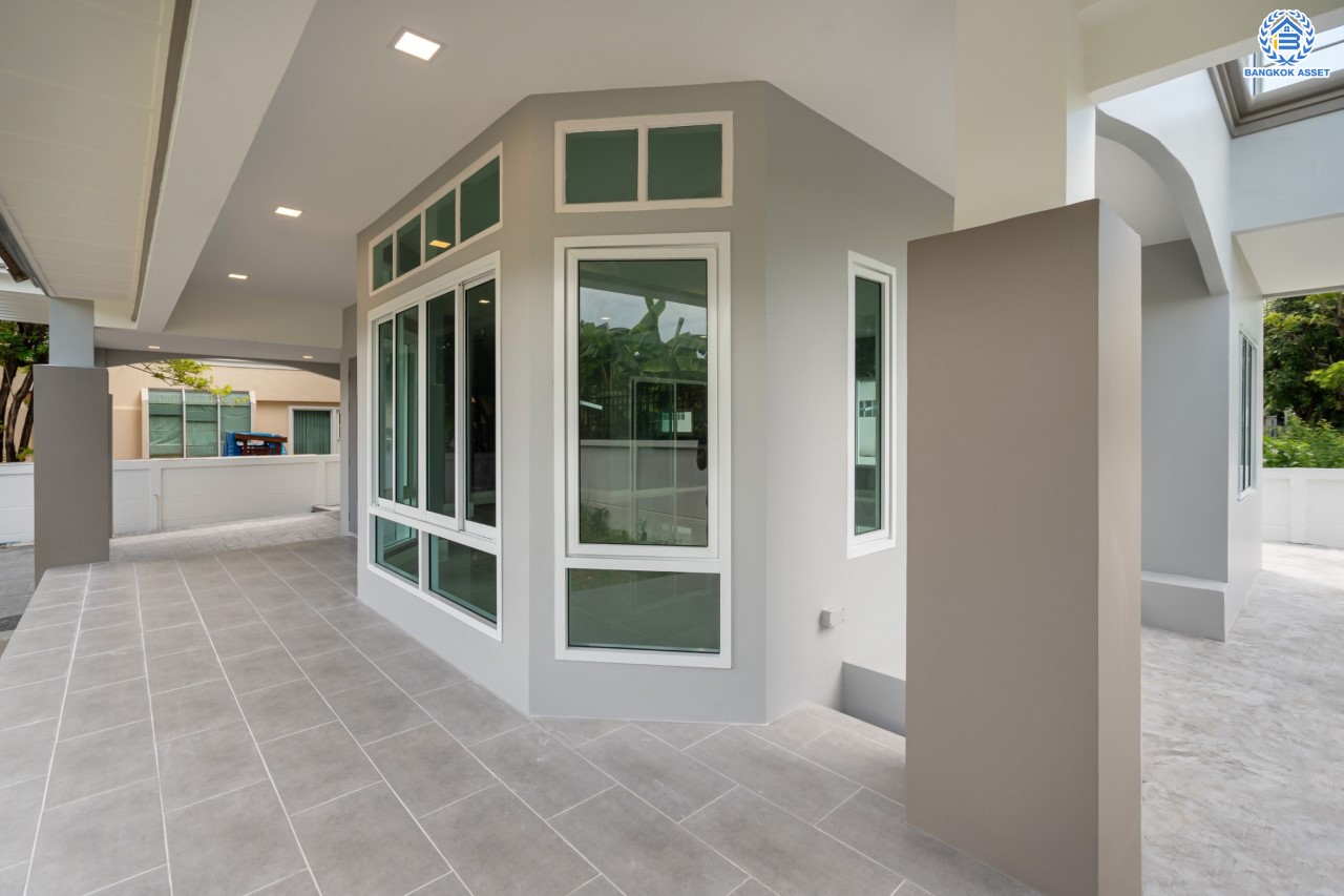 บ้านมือสองตกแต่งใหม่ ม.ราชพฤกษ์ บางบอน4 หลังมุม ตกแต่งหรูหรา เนื้อที่ 102 ตร.ว. ฟังก์ชัน 3 ห้องนอน 3 ห้องน้ำ จอดรถได้ 4 คัน พื้นที่สนามหญ้ากว้างกว่า 106 ตร.ม. บนทำเลศักยภาพ เชื่อมต่อหลายเส้นทาง ใกล้เดอะมอลล์บางแค จุดขึ้นทางด่วน "เพชรเกษม" และรถไฟฟ้าสายสีน้ำเงิน "สถานีหลักสอง"